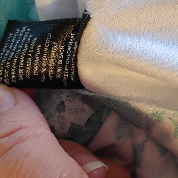 💚NWT Women's pretty White & Green Top - Picture 9 of 9